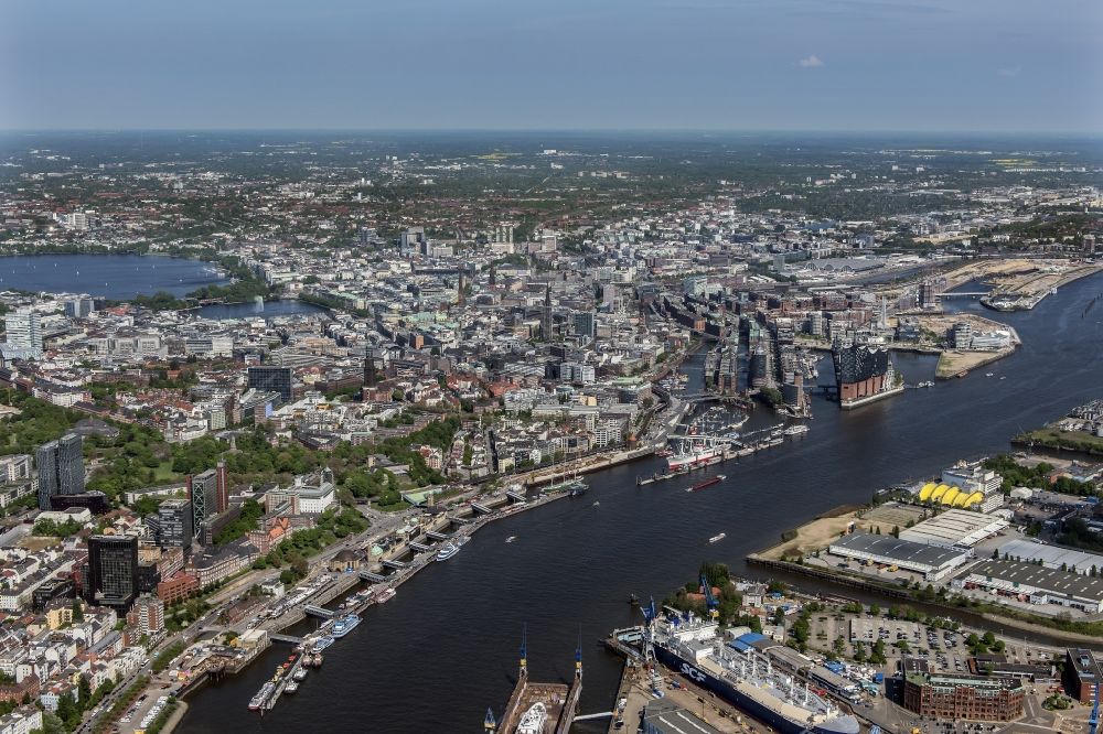Luftaufnahme Hamburg  Hafenanlagen Landungsbr cken am 