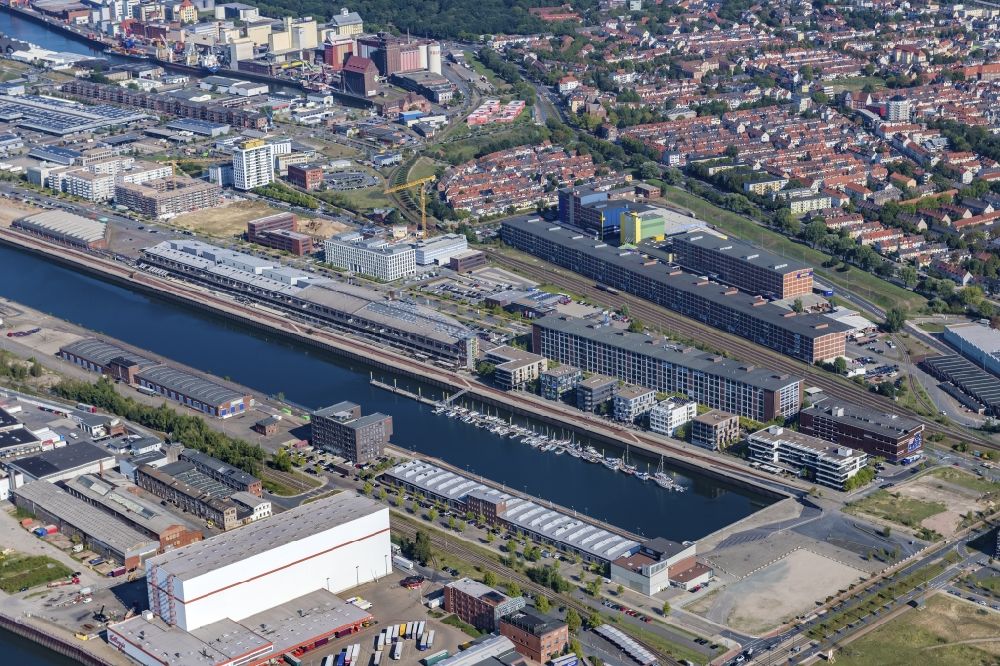Bremen von oben - Hafenanlagen des Marina Europahafen Bremen am Ufer des Flußverlaufes der Weser in Bremen, Deutschland