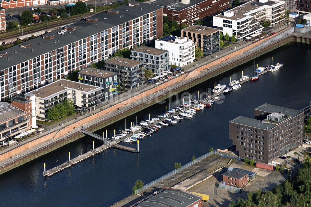 Bremen aus der Vogelperspektive: Hafenanlagen des Marina Europahafen Bremen am Ufer des Flußverlaufes der Weser in Bremen, Deutschland