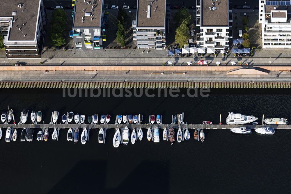 Luftbild Bremen - Hafenanlagen des Marina Europahafen Bremen am Ufer des Flußverlaufes der Weser in Bremen, Deutschland