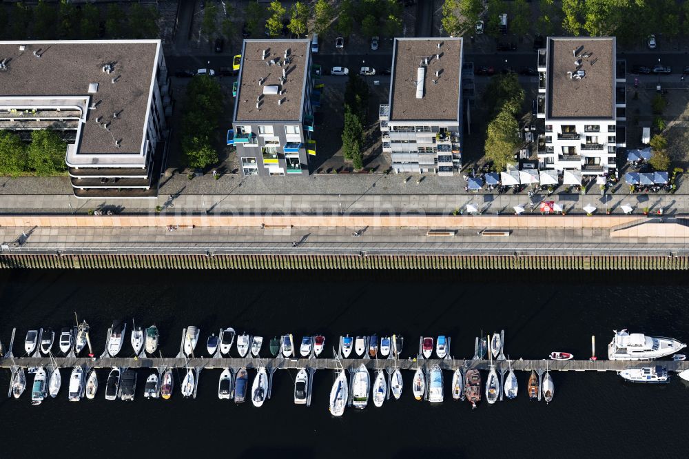 Luftaufnahme Bremen - Hafenanlagen des Marina Europahafen Bremen am Ufer des Flußverlaufes der Weser in Bremen, Deutschland