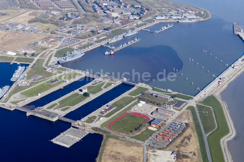 Wilhelmshaven aus der Vogelperspektive: Hafenanlagen des Marine Stützpunktes in Wilhelmshaven im Bundesland Niedersachsen, Deutschland