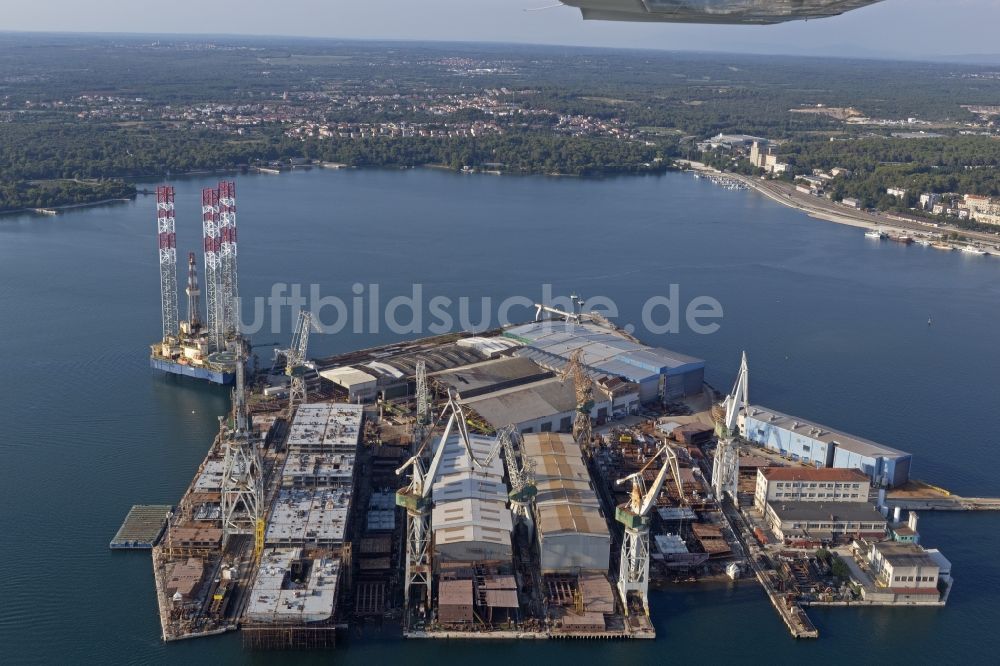 Luftaufnahme Pula - Hafenanlagen an der Meeres- Küste der Adria in Pula in Istrien - Istarska zupanija, Kroatien