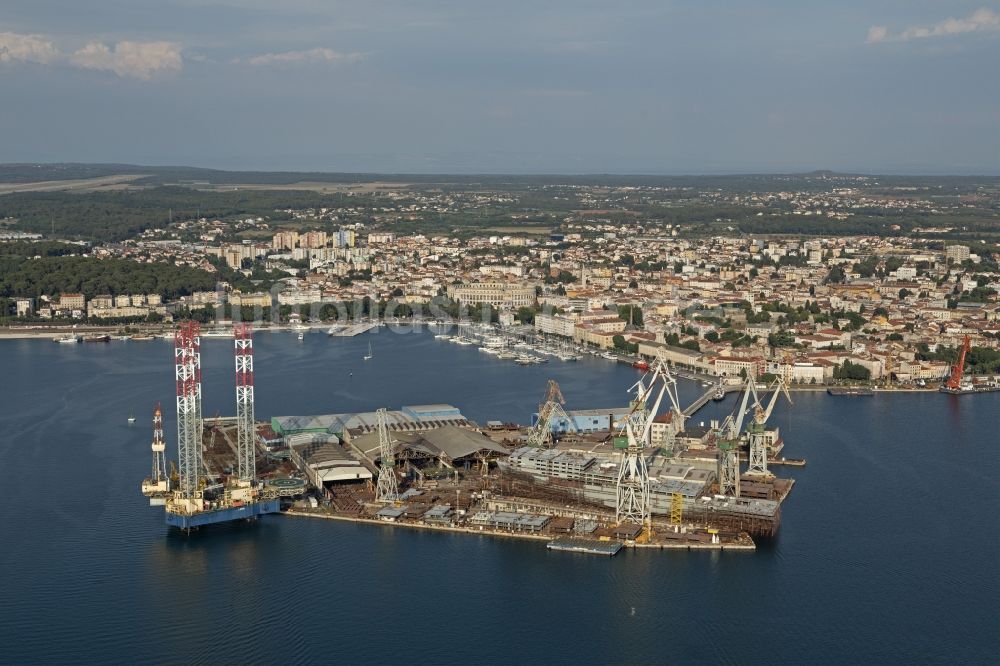 Pula von oben - Hafenanlagen an der Meeres- Küste der Adria in Pula in Istrien - Istarska zupanija, Kroatien