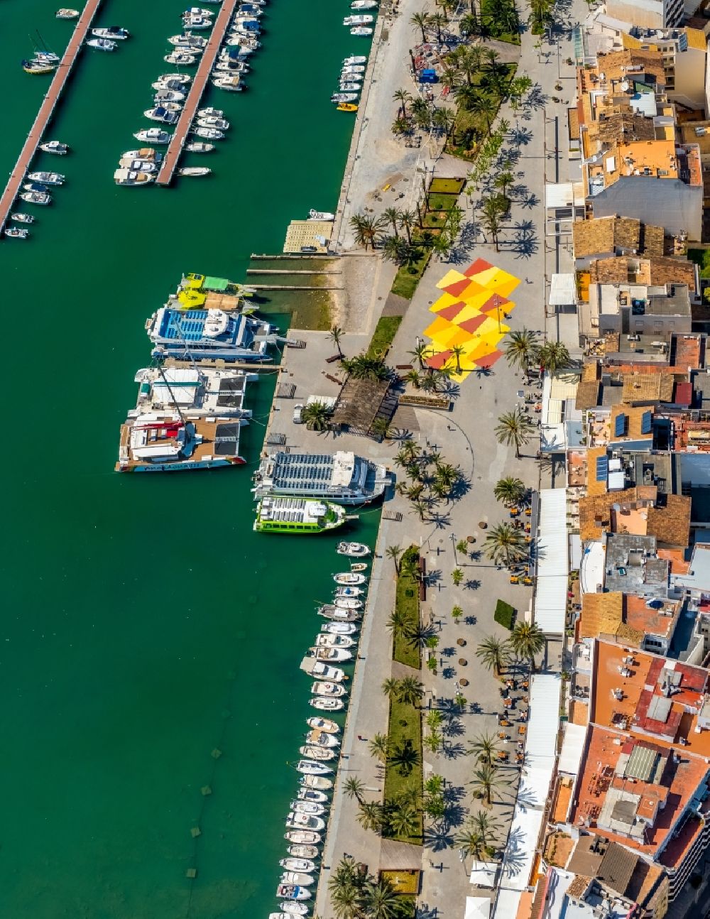 Luftbild Alcudia - Hafenanlagen an der Meeres- Küste der mit Anlegestellen für Fährschiffe des Bootsverleihs Transports Maritims BRISA in Port d'Alcudia in Balearische Insel Mallorca, Spanien