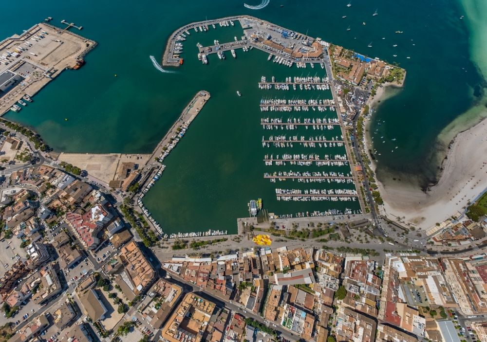 Luftaufnahme Port d'Alcudia - Hafenanlagen an der Meeres- Küste der mit Anlegestellen für Segelboote in Port d'Alcudia in Balearische Insel Mallorca, Spanien