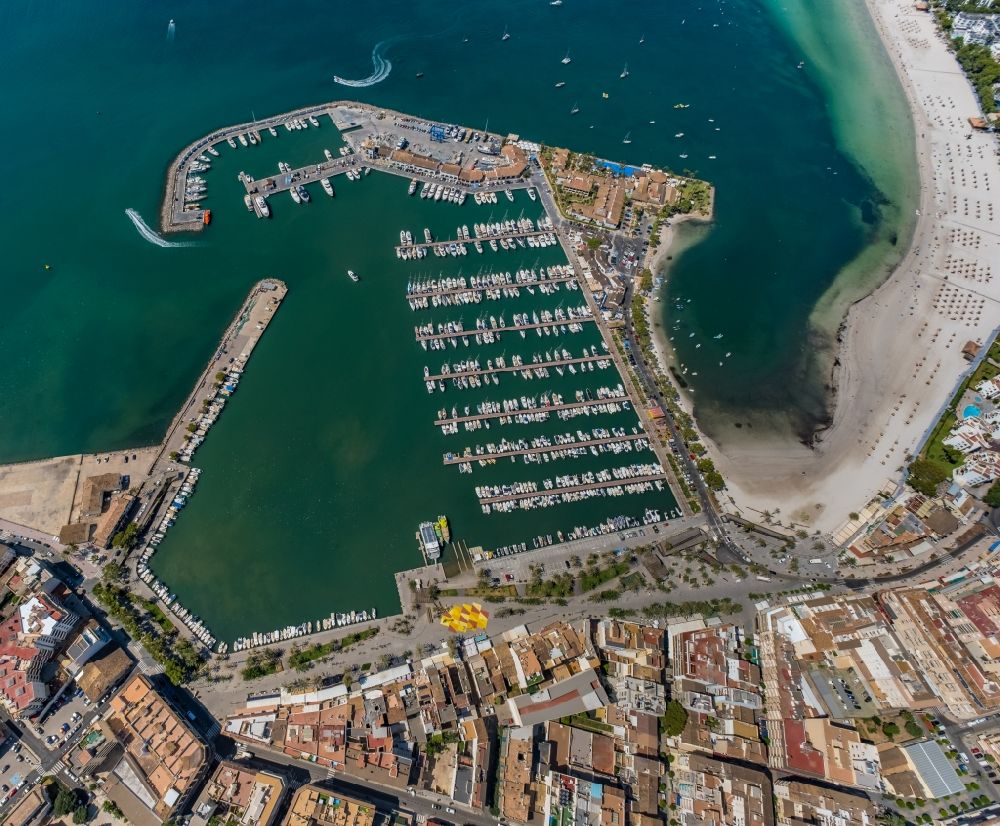 Port d'Alcudia von oben - Hafenanlagen an der Meeres- Küste der mit Anlegestellen für Segelboote in Port d'Alcudia in Balearische Insel Mallorca, Spanien