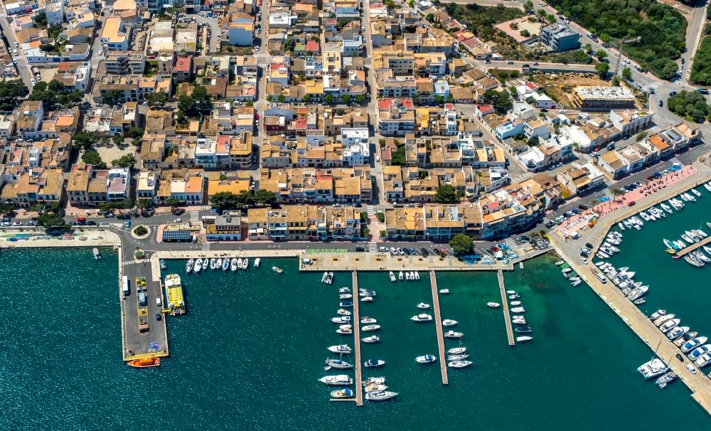 Luftbild Portocolom - Hafenanlagen an der Meeres- Küste an der Carrer dels Pescadors in Portocolom in Balearische Insel Mallorca, Spanien