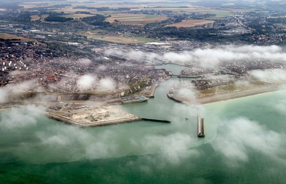 Luftbild Dieppe - Hafenanlagen an der Meeres- Küste in Dieppe in Normandie, Frankreich
