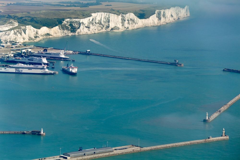 Luftbild Dover - Hafenanlagen an der Meeres- Küste in Dover, Vereinigtes Königreich