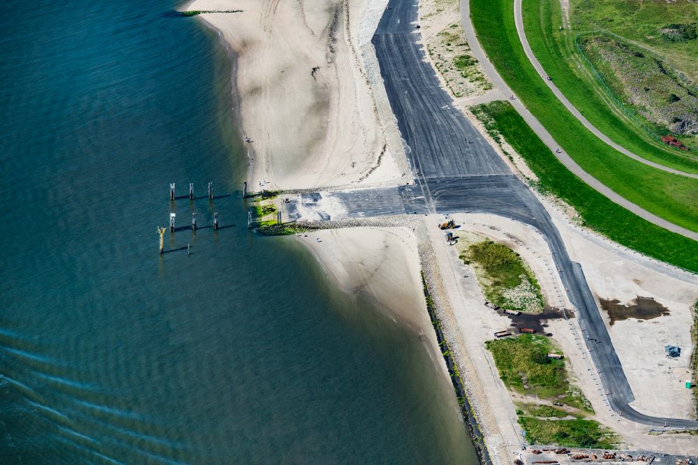 Norderney aus der Vogelperspektive: Hafenanlagen an der Meeres- Küste der Frachthafen Slippanlage auf der Insel Norderney im Bundesland Niedersachsen, Deutschland