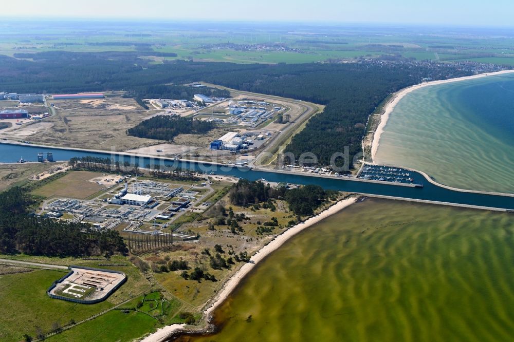 Luftbild Lubmin - Hafenanlagen an der Meeres- Küste des Industriehafens in Lubmin im Bundesland Mecklenburg-Vorpommern, Deutschland