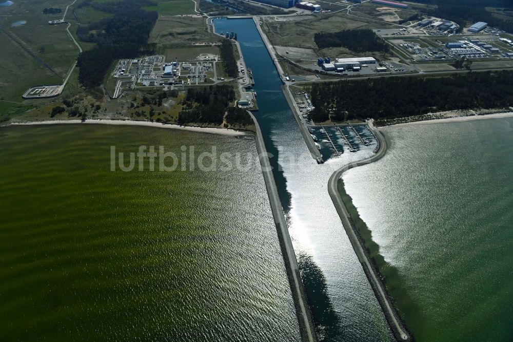 Luftaufnahme Lubmin - Hafenanlagen an der Meeres- Küste des Industriehafens in Lubmin im Bundesland Mecklenburg-Vorpommern, Deutschland