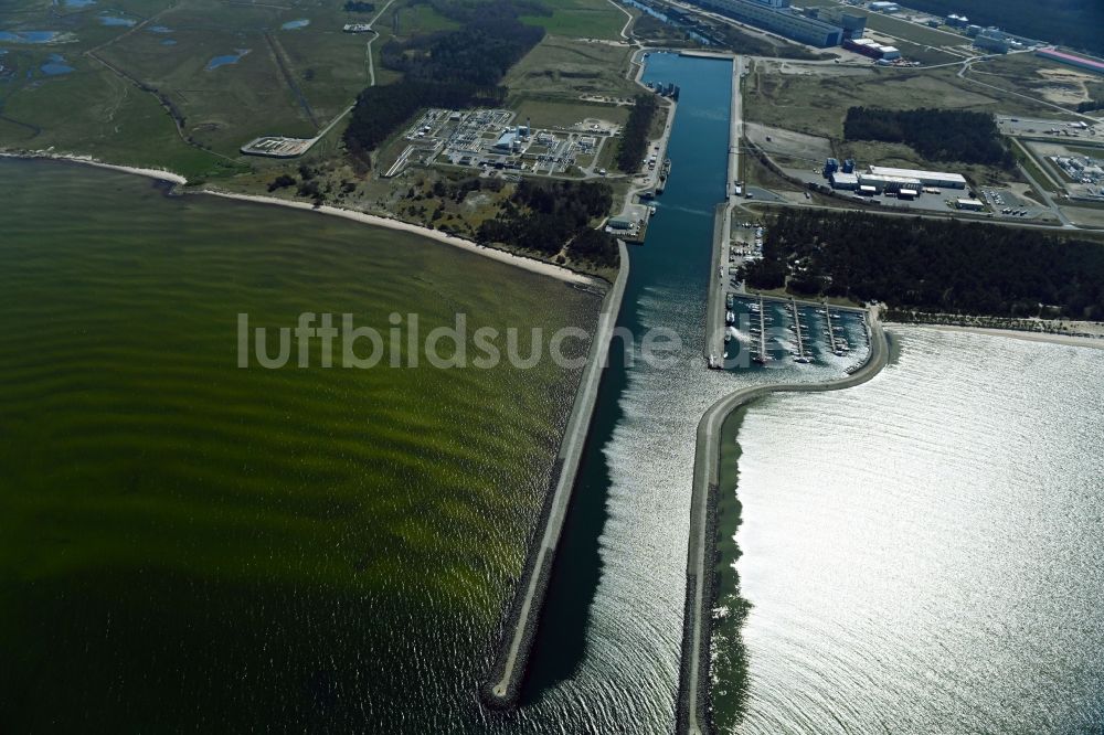 Lubmin von oben - Hafenanlagen an der Meeres- Küste des Industriehafens in Lubmin im Bundesland Mecklenburg-Vorpommern, Deutschland