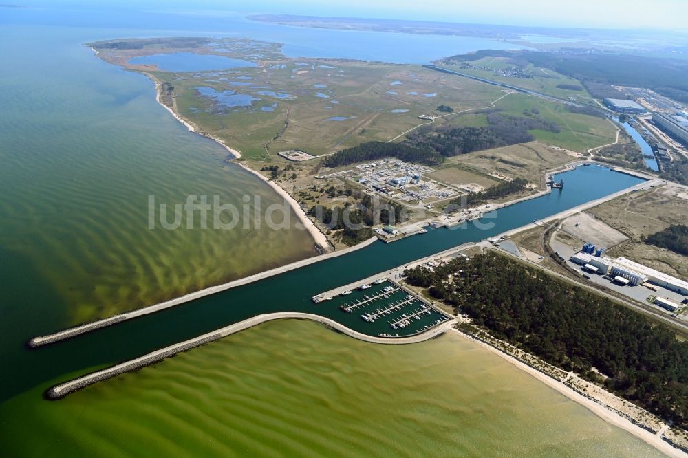 Luftbild Lubmin - Hafenanlagen an der Meeres- Küste des Industriehafens in Lubmin im Bundesland Mecklenburg-Vorpommern, Deutschland