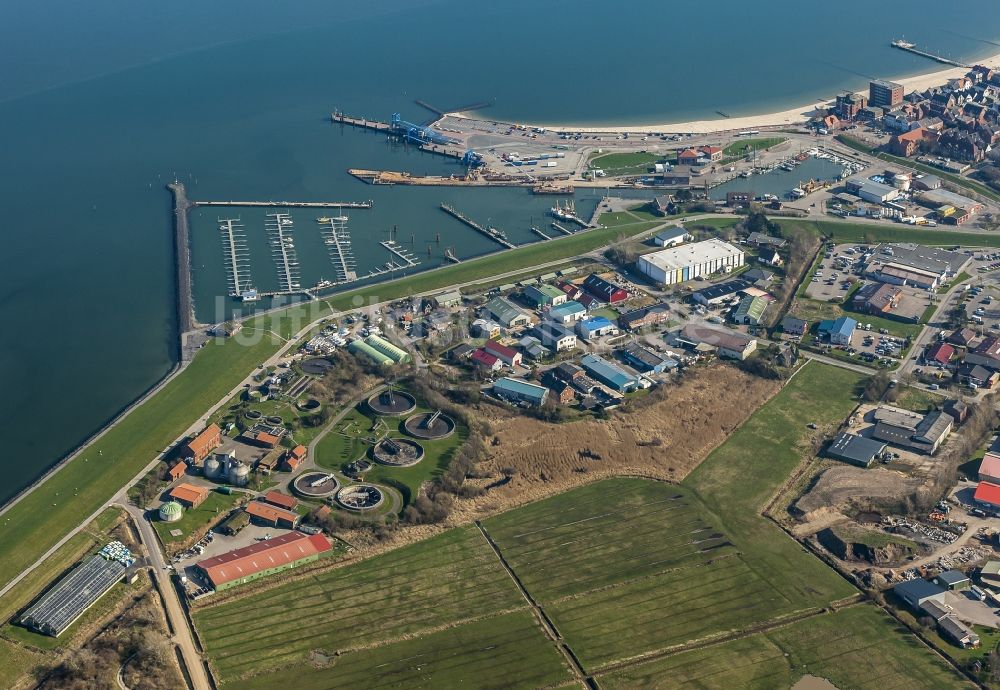 Luftbild Wyk auf Föhr - Hafenanlagen an der Meeres- Küste der Insel Föhr in Wyk auf Föhr im Bundesland Schleswig-Holstein, Deutschland