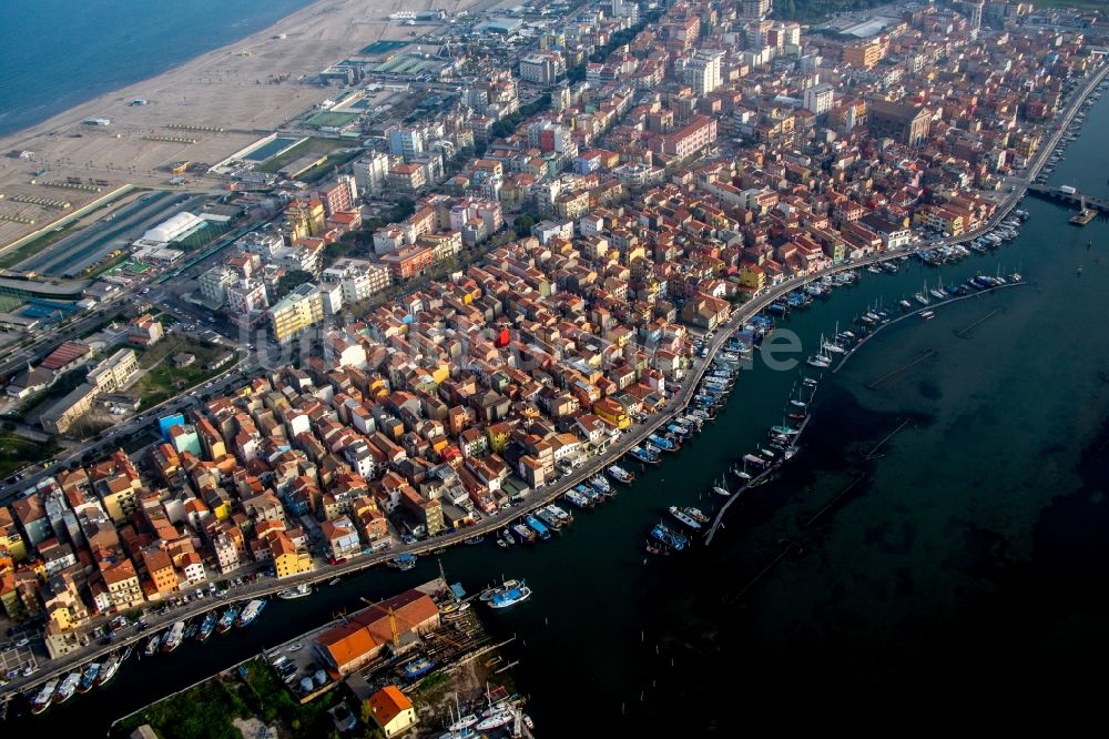 Luftaufnahme Chioggia - Hafenanlagen an der Meeres- Küste der Lagune von Venedig im Ortsteil Sottomarina in Chioggia in Veneto, Italien
