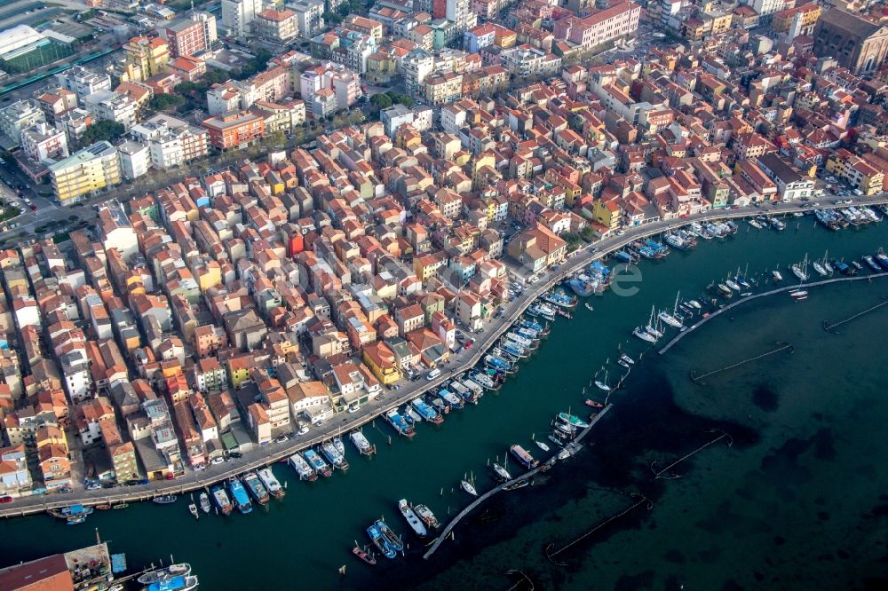 Chioggia von oben - Hafenanlagen an der Meeres- Küste der Lagune von Venedig im Ortsteil Sottomarina in Chioggia in Veneto, Italien