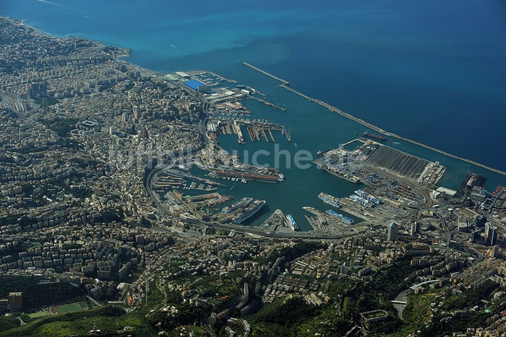 Genua von oben - Hafenanlagen an der Meeres- Küste der Mittelmeer in Genua in Ligurien, Italien