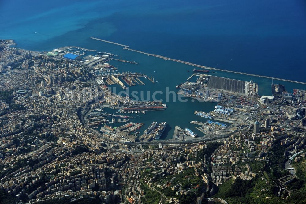 Genua aus der Vogelperspektive: Hafenanlagen an der Meeres- Küste der Mittelmeer in Genua in Ligurien, Italien