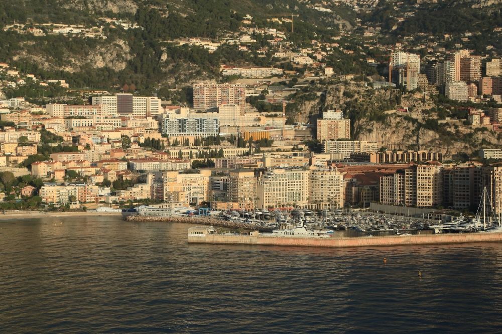 Cap-d'Ail aus der Vogelperspektive: Hafenanlagen an der Meeres- Küste des Mittelmeeres bei Monaco in Cap-d'Ail in Provence-Alpes-Cote d'Azur, Frankreich