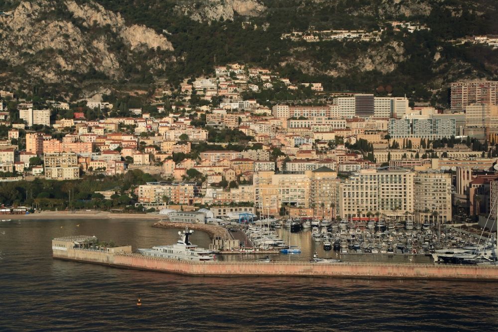 Luftbild Cap-d'Ail - Hafenanlagen an der Meeres- Küste des Mittelmeeres bei Monaco in Cap-d'Ail in Provence-Alpes-Cote d'Azur, Frankreich