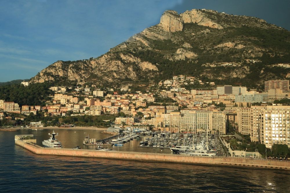 Luftaufnahme Cap-d'Ail - Hafenanlagen an der Meeres- Küste des Mittelmeeres bei Monaco in Cap-d'Ail in Provence-Alpes-Cote d'Azur, Frankreich
