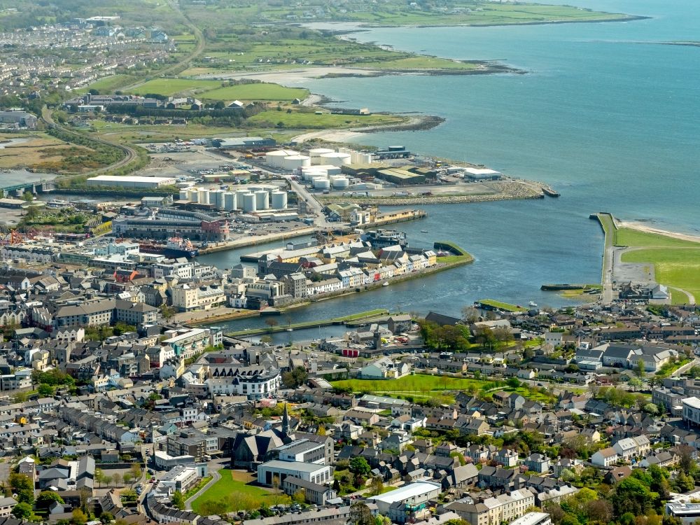 Galway aus der Vogelperspektive: Hafenanlagen an der Meeres- Küste der Nordatlantischer Ozean in Galway in Galway, Irland