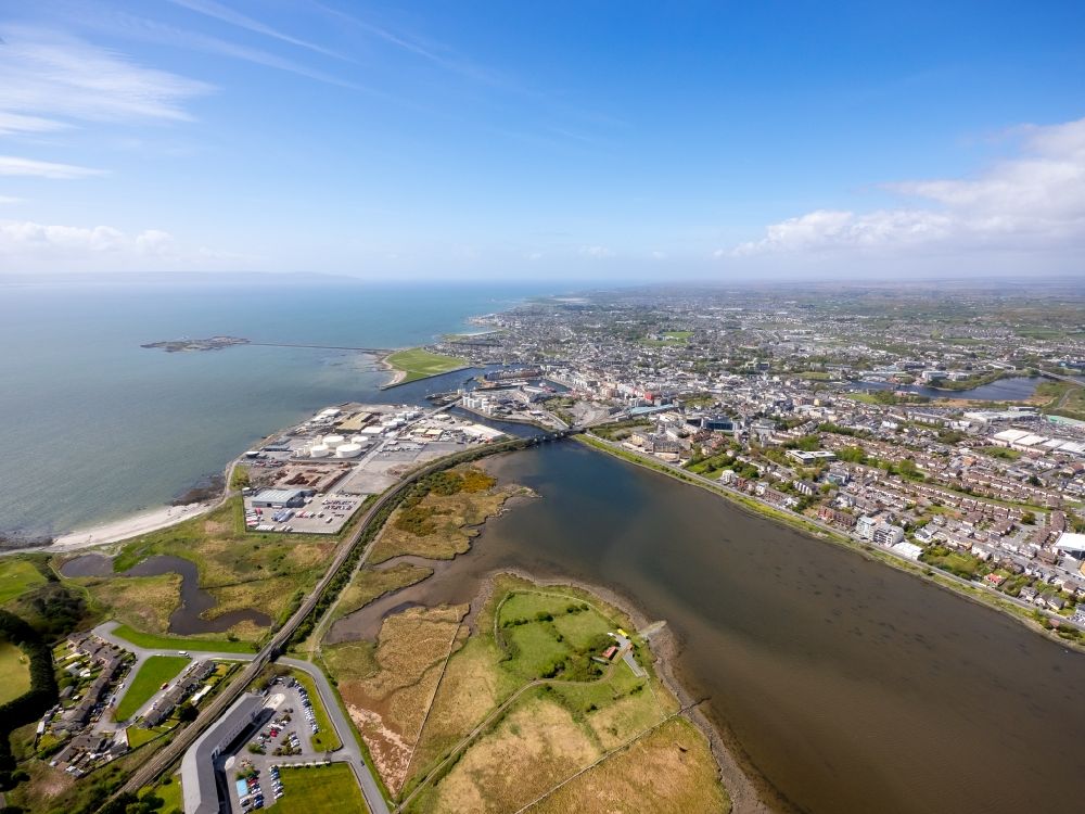 Luftbild Galway - Hafenanlagen an der Meeres- Küste der Nordatlantischer Ozean in Galway in Galway, Irland