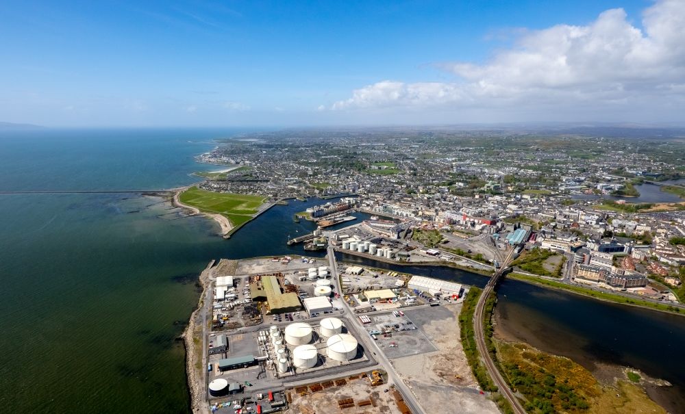 Galway von oben - Hafenanlagen an der Meeres- Küste der Nordatlantischer Ozean in Galway in Galway, Irland