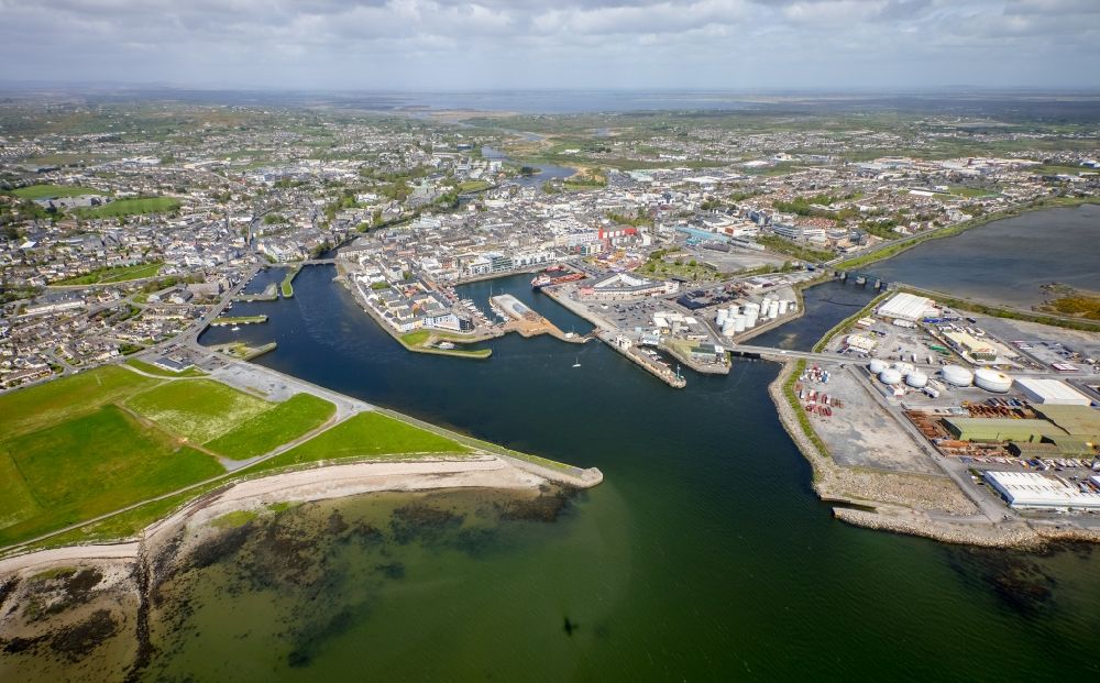 Luftaufnahme Galway - Hafenanlagen an der Meeres- Küste der Nordatlantischer Ozean in Galway in Galway, Irland