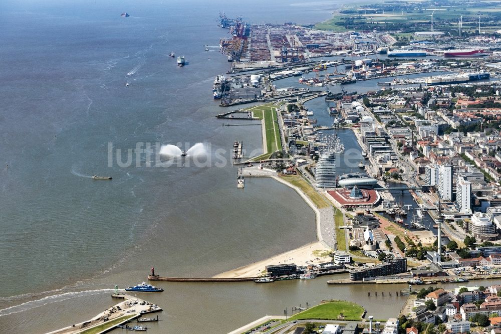 Bremerhaven aus der Vogelperspektive: Hafenanlagen an der Meeres- Küste der Nordsee in Bremerhaven im Bundesland Bremen, Deutschland