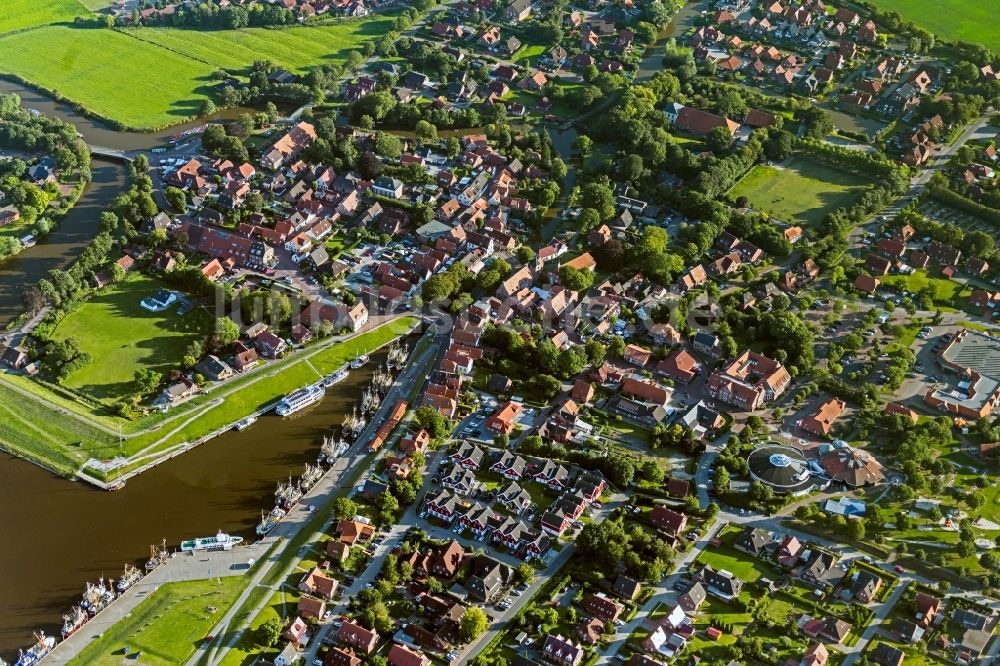 Greetsiel aus der Vogelperspektive: Hafenanlagen an der Meeres- Küste der Nordsee in Greetsiel im Bundesland Niedersachsen, Deutschland