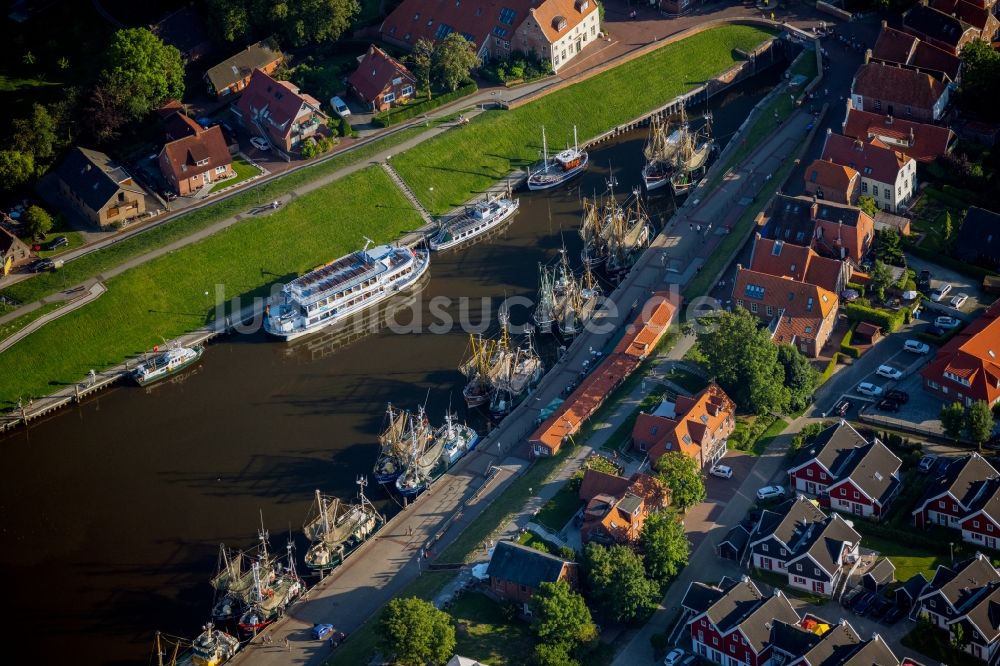 Luftbild Greetsiel - Hafenanlagen an der Meeres- Küste der Nordsee in Greetsiel im Bundesland Niedersachsen, Deutschland