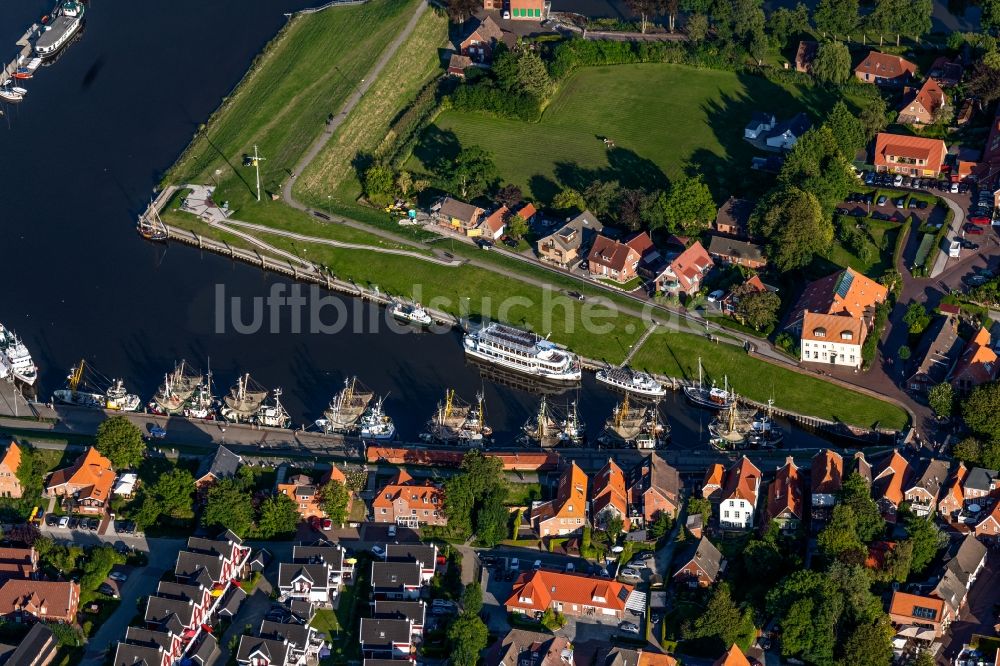 Greetsiel von oben - Hafenanlagen an der Meeres- Küste der Nordsee in Greetsiel im Bundesland Niedersachsen, Deutschland