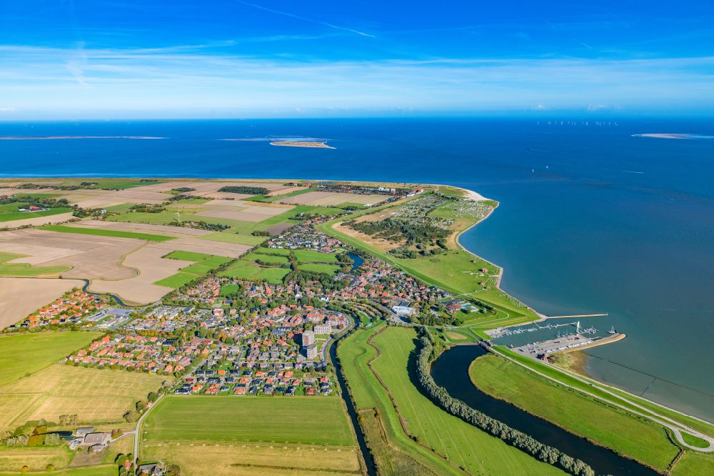 Horumersiel aus der Vogelperspektive: Hafenanlagen an der Meeres- Küste der Nordsee in Horumersiel im Bundesland Niedersachsen, Deutschland