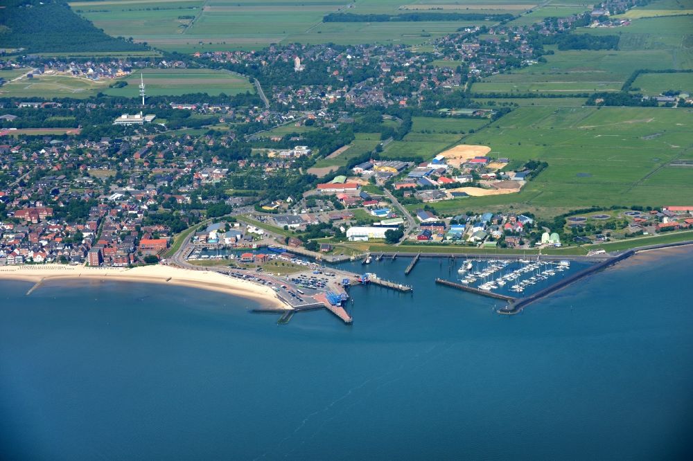 Luftaufnahme Wyk auf Föhr - Hafenanlagen an der Meeres- Küste der Nordsee in Wyk auf Föhr im Bundesland Schleswig-Holstein