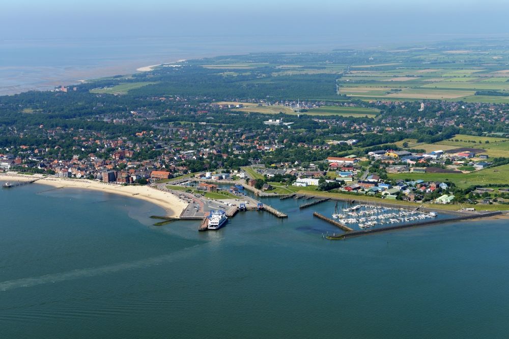 Luftbild Wyk auf Föhr - Hafenanlagen an der Meeres- Küste der Nordsee in Wyk auf Föhr im Bundesland Schleswig-Holstein
