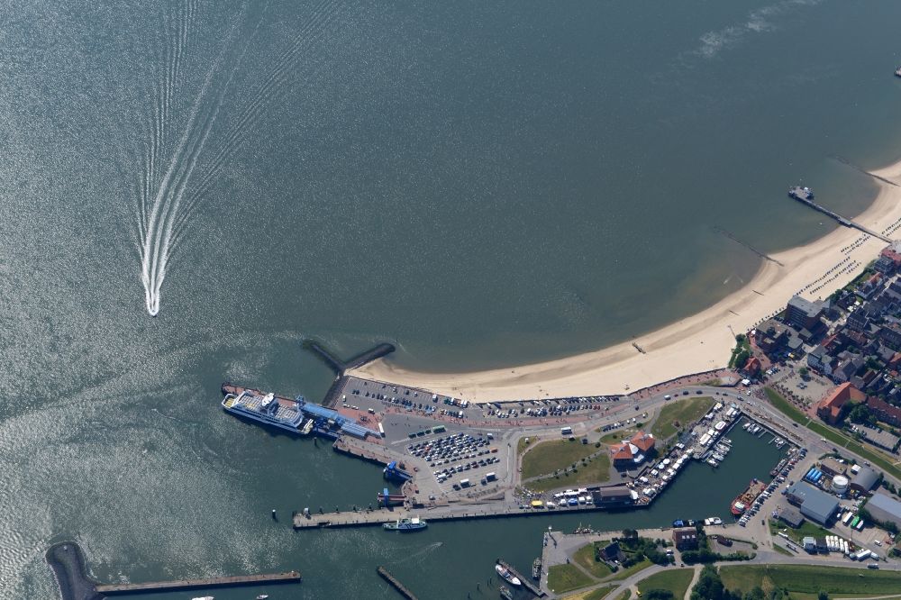 Wyk auf Föhr aus der Vogelperspektive: Hafenanlagen an der Meeres- Küste der Nordsee in Wyk auf Föhr im Bundesland Schleswig-Holstein