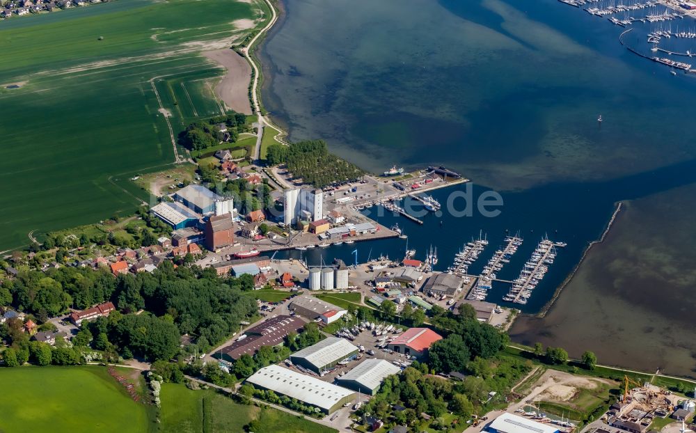 Fehmarn von oben - Hafenanlagen an der Meeres- Küste der Ostsee in Burgstaaken in Fehmarn im Bundesland Schleswig-Holstein, Deutschland