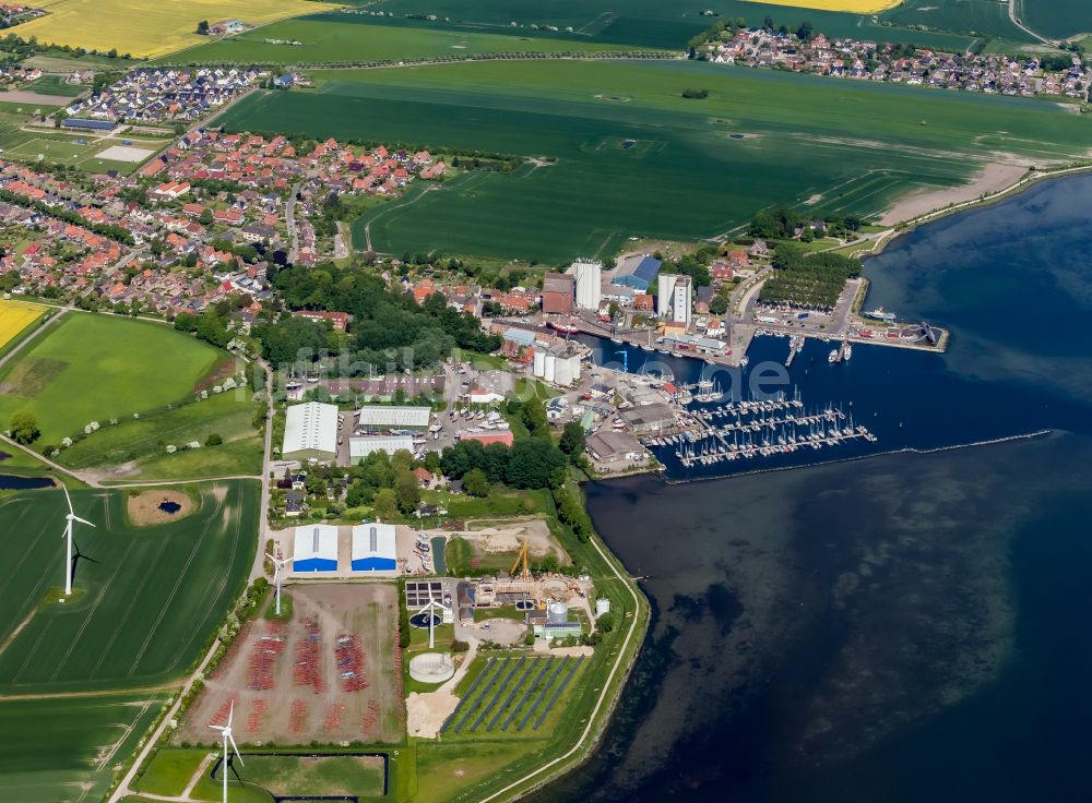 Luftaufnahme Fehmarn - Hafenanlagen an der Meeres- Küste der Ostsee in Burgstaaken in Fehmarn im Bundesland Schleswig-Holstein, Deutschland