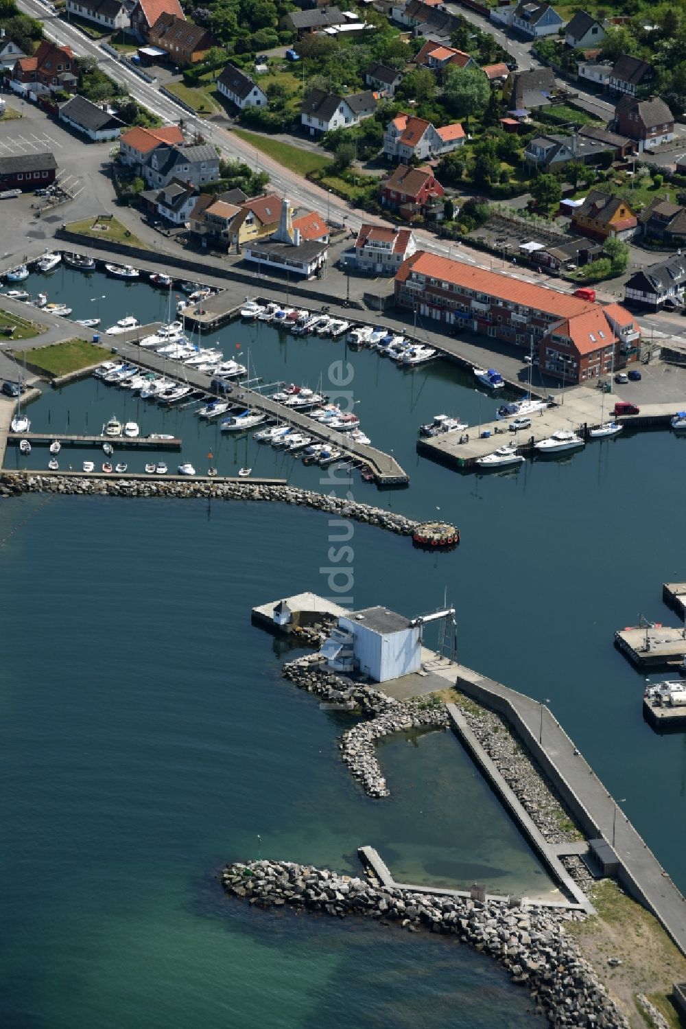 Allinge von oben - Hafenanlagen an der Meeres- Küste der Ostsee auf der Insel Bornholm in Allinge in Region Hovedstaden, Dänemark