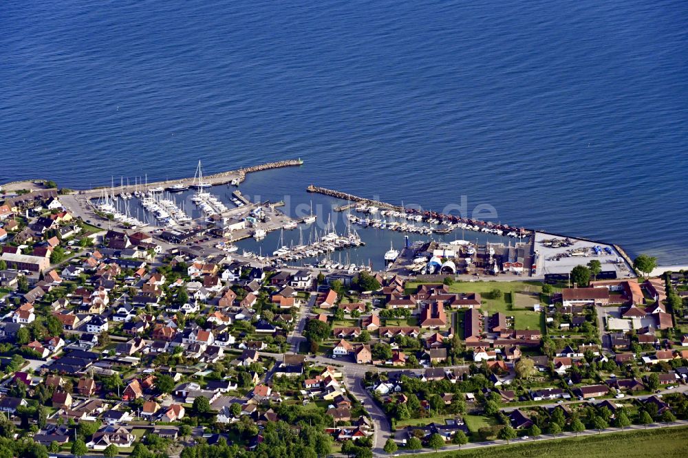 Luftaufnahme Rödvig Stevns - Hafenanlagen an der Meeres- Küste der Ostsee in Rödvig Stevns in Region Själland, Dänemark