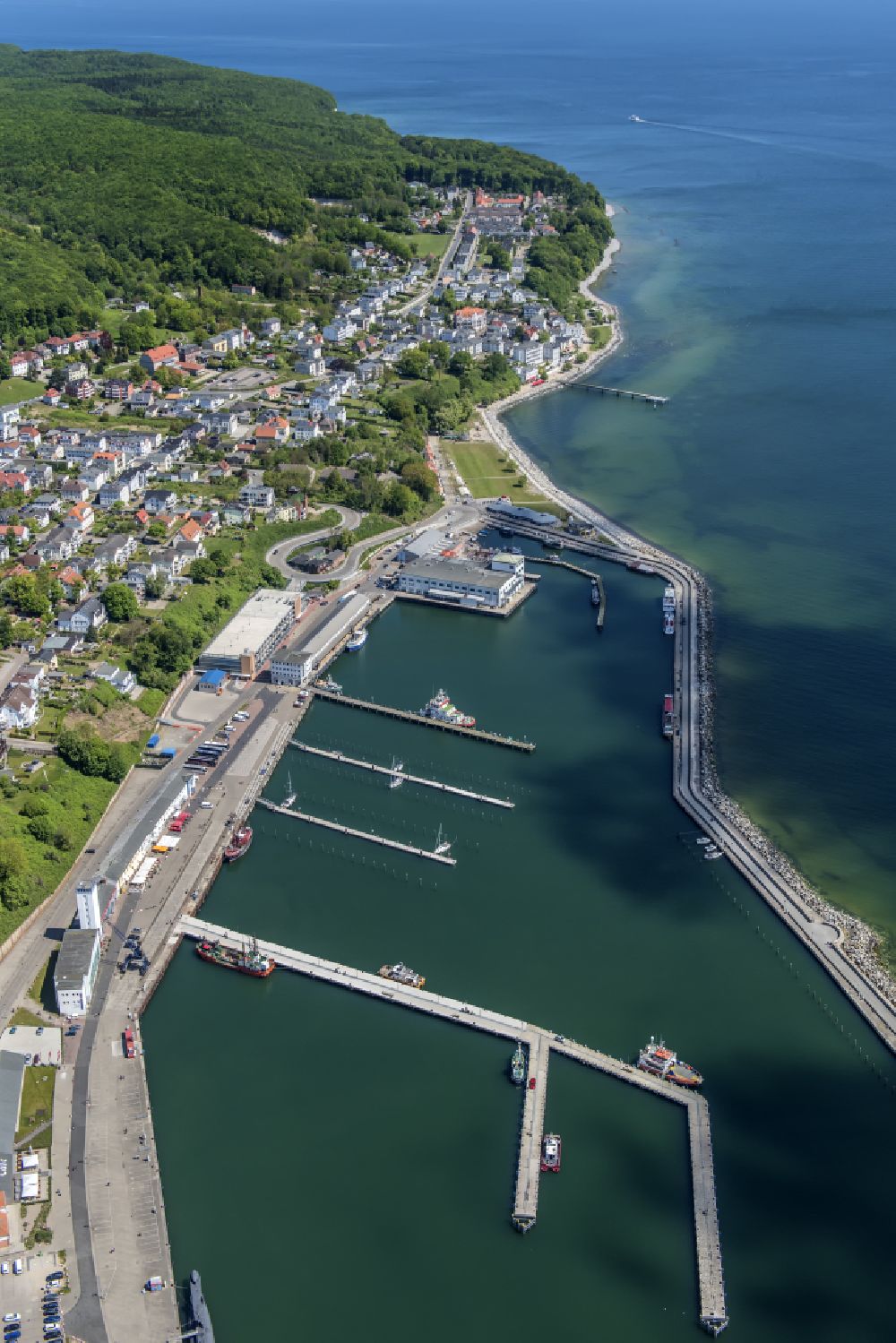 Sassnitz aus der Vogelperspektive: Hafenanlagen an der Meeres- Küste der Ostsee in Sassnitz im Bundesland Mecklenburg-Vorpommern