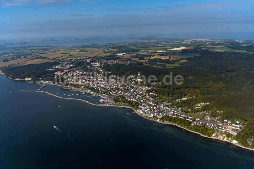 Luftaufnahme Sassnitz - Hafenanlagen an der Meeres- Küste der Ostsee in Sassnitz im Bundesland Mecklenburg-Vorpommern