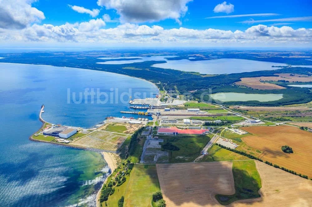Luftbild Sassnitz - Hafenanlagen an der Meeres- Küste der Ostsee in Sassnitz im Bundesland Mecklenburg-Vorpommern, Deutschland