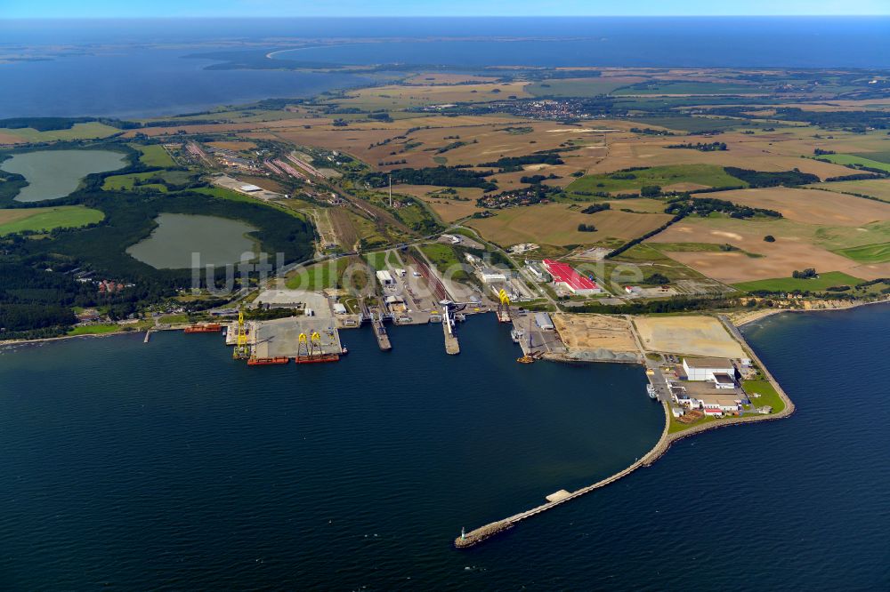 Luftaufnahme Sassnitz - Hafenanlagen an der Meeres- Küste von Rügen im Ortsteil Hagen in Sassnitz im Bundesland Mecklenburg-Vorpommern
