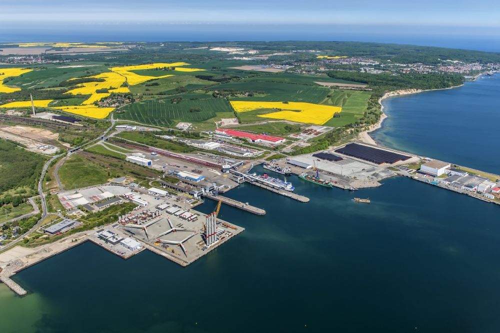 Sassnitz aus der Vogelperspektive: Hafenanlagen an der Meeres- Küste von Rügen in Sassnitz im Bundesland Mecklenburg-Vorpommern