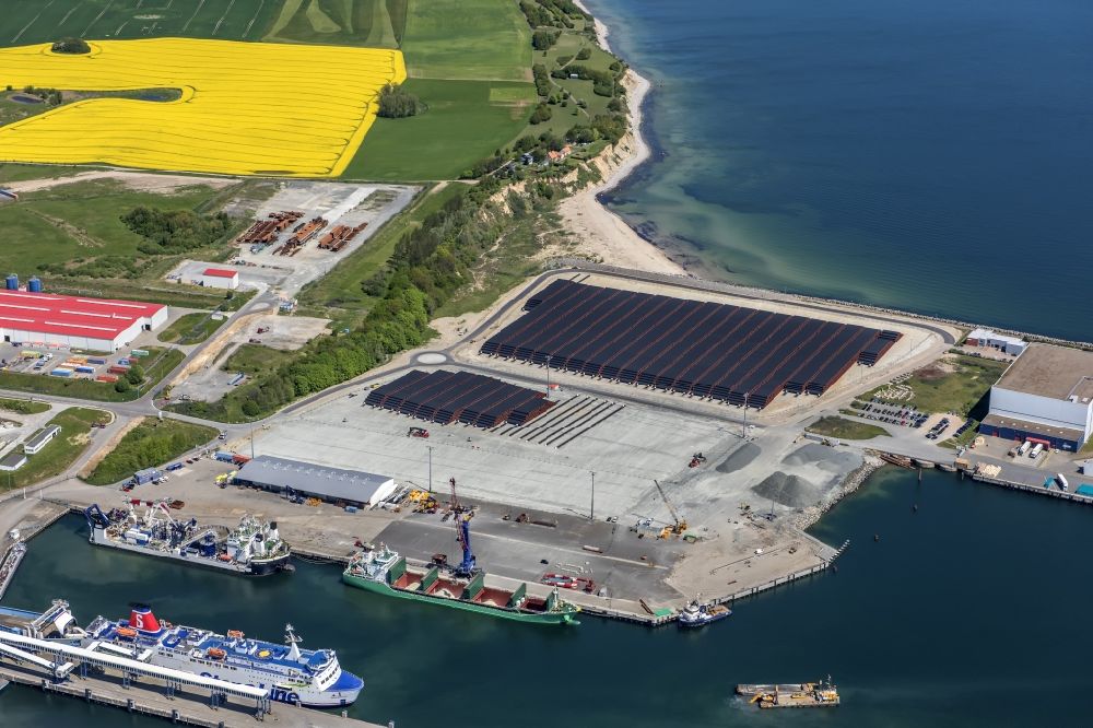 Luftbild Sassnitz - Hafenanlagen an der Meeres- Küste von Rügen in Sassnitz im Bundesland Mecklenburg-Vorpommern