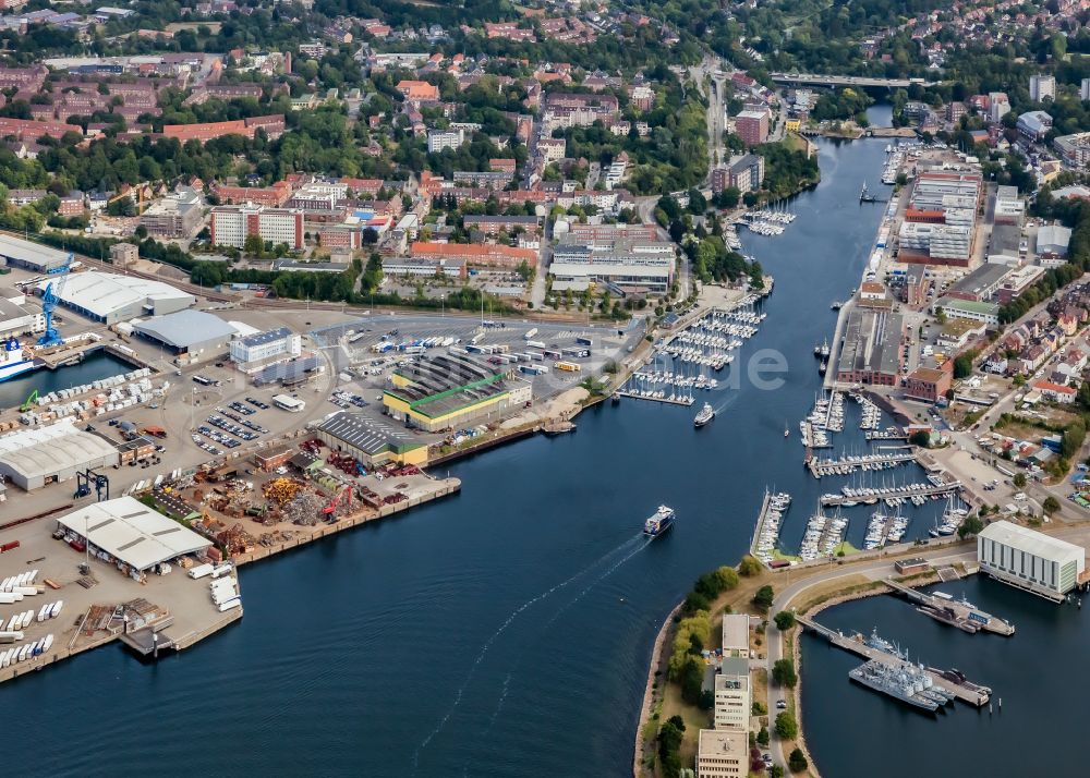 Kiel von oben - Hafenanlagen an der Meeres- Küste der Schwentine -Mündung in Kiel im Bundesland Schleswig-Holstein, Deutschland